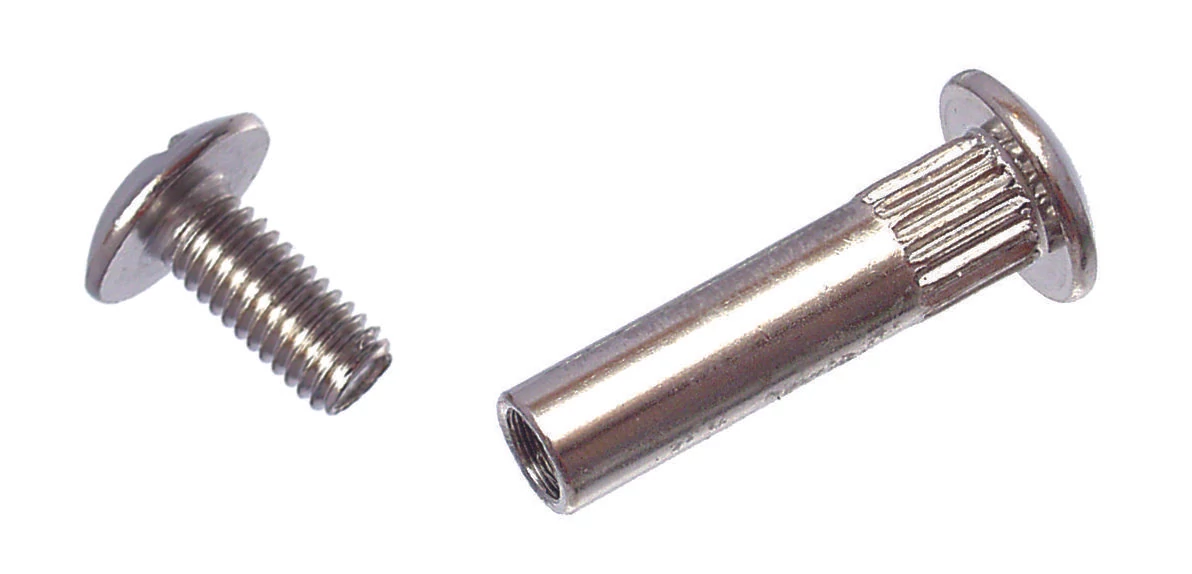 Korpuszösszehúzó csavar M4 x 30mm (csavar + hüvely)